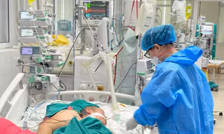 Bệnh nhân COVID-19 nặng Ảnh: Thái Hà