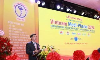 Thứ trưởng Bộ Y tế Trần Văn Thuấn phát biểu khai mạc Triển lãm.