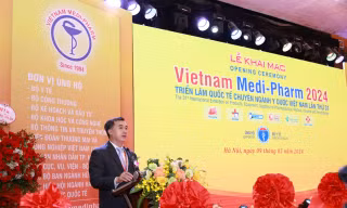 Thứ trưởng Bộ Y tế Trần Văn Thuấn phát biểu khai mạc Triển lãm.