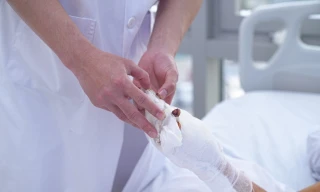 Bệnh nhi 12 tuổi bị dập nát bàn tay vì pháo tự chế