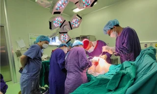 Nỗi khổ của cô gái ở Đà Nẵng phải kê ngực lên bàn để học bài