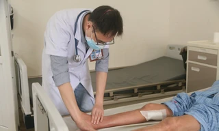 Bác sĩ khám lại cho bệnh nhân sau mổ