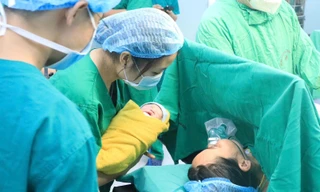 Hành trình kì diệu của người mẹ mang bệnh hiểm, đón con giữa 'bão giông'