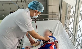 Bé trai 5 tuổi suýt mất mạng vì nghịch dây rút quần