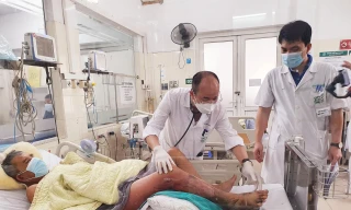 Người đàn ông nhiễm trùng máu, hoại tử chân, suy gan thận vì một loại vi khuẩn tồn tại trong nước