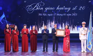 Trường THCS Đoàn Thị Điểm nhận Huân chương lao động Hạng Nhì