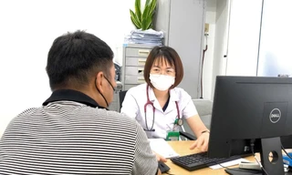 Phát hiện sán dây dài hơn 3 mét trong ruột sau một năm đau bụng âm ỉ