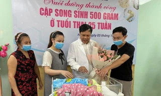 Hành trình kì diệu cứu sống cặp song sinh nặng 500 gram hiếm gặp