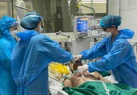 Ngày 3/8, số mắc COVID-19 và số bệnh nhân nặng tăng cao kỉ lục nhất trong 3 tháng qua