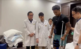Cầu thủ Nguyễn Xuân Son tập đi sau phẫu thuật