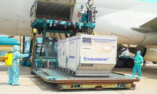 Thêm gần 660.000 liều vắc xin COVID-19 của AstraZeneca về đến Việt Nam