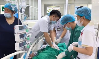 Người đàn ông nguy kịch, cả người 'tím đen' sau khi ăn tiết canh, lòng lợn