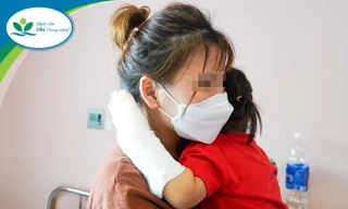 Bé 29 tháng tuổi ngừng tim, cháy đen bàn tay vì rút điện thoại để chơi khi đang sạc pin