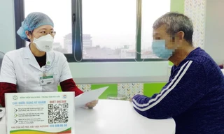 Bác sĩ Trung tâm Hô hấp (BV Bạch Mai) khám hậu COVID-19 cho bệnh nhân