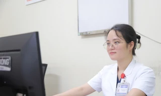 Nữ bác sĩ bị tấm kính ở quán cà phê đâm liệt nửa người đã đi làm trở lại