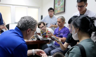 Chuyên gia hàng đầu thế giới khám, điều trị dị tật bẩm sinh và bệnh lí cơ xương khớp cho trẻ em Việt Nam