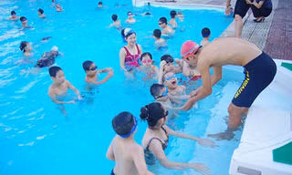 Cho trẻ học bơi để phòng tránh đuối nước