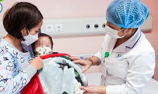 Bệnh nhi đang điều trị tại BV Nhi Trung ương. Ảnh: BVCC