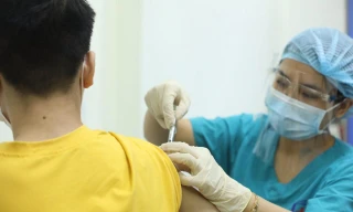 Thứ trưởng Bộ Y tế: Tiêm vắc xin ngừa COVID cho trẻ em sẽ thực hiện từng bước, thận trọng