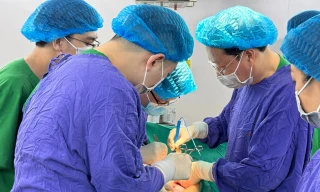 Nguy kịch vì 'nuôi' khối u khổng lồ trong bụng suốt hơn 1 năm