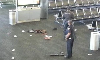 Hiện trường vụ xả súng tại sân bay Los Angeles