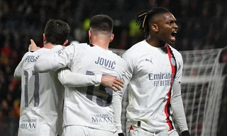 Các cầu thủ AC Milan ăn mừng bàn thắng.