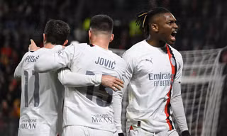Các cầu thủ AC Milan ăn mừng bàn thắng.