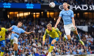 Haaland bật cao đánh đầu.