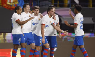 Các cầu thủ Barcelona ăn mừng.