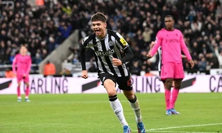 Lewis Miley ăn mừng bàn thắng đầy phấn khích.