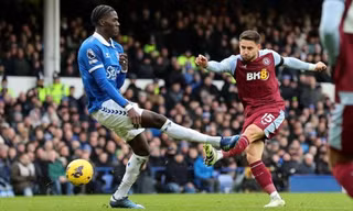 Alex Moreno bị VAR từ chối bàn thắng.