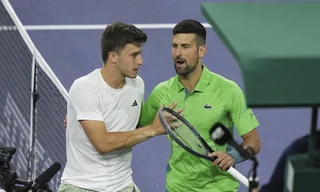 Luca Nardi gây sốc trước Djokovic.