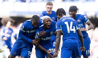 Các cầu thủ Chelsea chia vui cùng Caicedo.