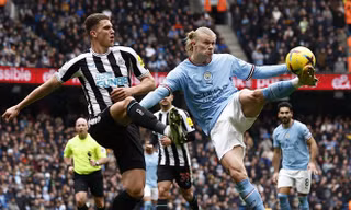 Haaland tranh chấp với hậu vệ Newcastle.