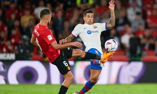 Joao Cancelo trong một tình huống tranh chấp với cầu thủ Mallorca.