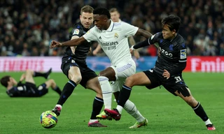 Vinicius trong vòng vây của 2 cầu thủ Sociedad.