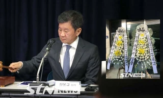 CĐV Hàn Quốc gửi vòng hoa tang đến chủ tịch LĐBĐ Hàn Quốc