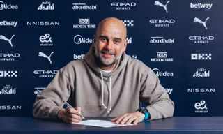 HLV Pep Guardiola gia hạn với Man City đến năm 2027.