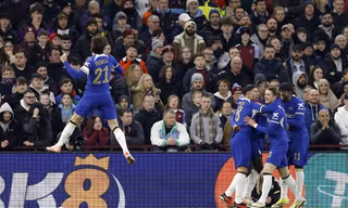 Các cầu thủ Chelsea ăn mừng bàn thắng.