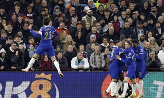 Các cầu thủ Chelsea ăn mừng bàn thắng.