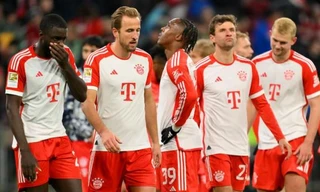 Các cầu thủ Bayern thể hiện sự thất vọng sau thất bại gây sốc.