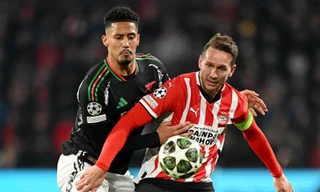Saliba và Luuk de Jong.