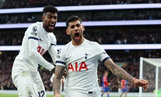 Romero ăn mừng bàn thắng.