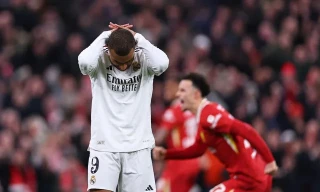 Mbappe ôm đầu tiếc nuối. 