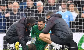 Ederson dính chấn thương trong trận đấu với Liverpool.