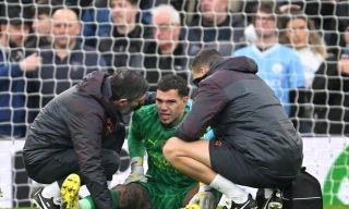 Ederson dính chấn thương trong trận đấu với Liverpool.