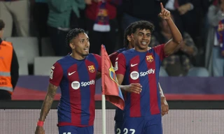 Yamal ăn mừng bàn thắng cùng đồng đội.