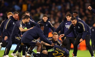 Các cầu thủ Real Madrid ăn mừng sau khi loại Man City khỏi UEFA Champions League.