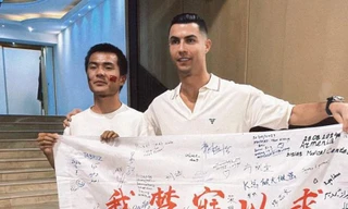 Ronaldo và CĐV bóng đá người Trung Quốc.