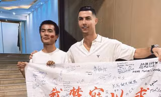 Ronaldo và CĐV bóng đá người Trung Quốc.